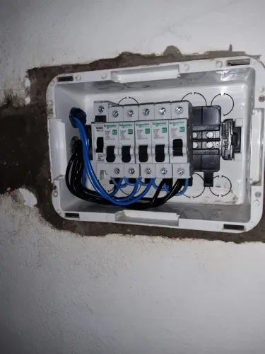 Eletricista e inalador de ar condicionado