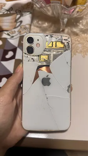 iPhone 11 64gb (traseira danificada)