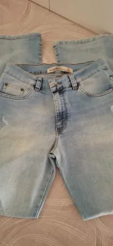 Calça flare Jeans com detalhe rasgado no joelho