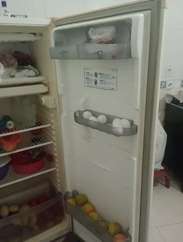 vendo geladeira antiga está em bom estado funcionando tudo 250