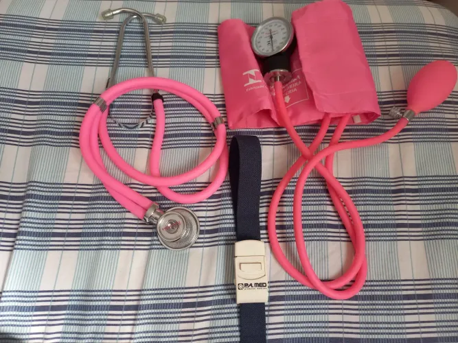 Kit enfermagem - estetoscópio e aferidor de pressão 