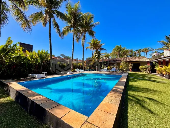 Casa com 5 dormitórios e piscina a 100m da Praia do Pernambuco, Guarujá