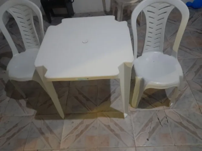 Vendo uma mesa e duas cadeiras simi nova 