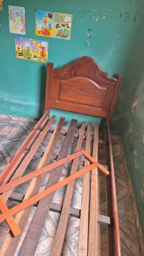 Cama de madeira 
