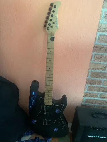 Guitarra Stratocaster Preta Strinberg com Amplificador