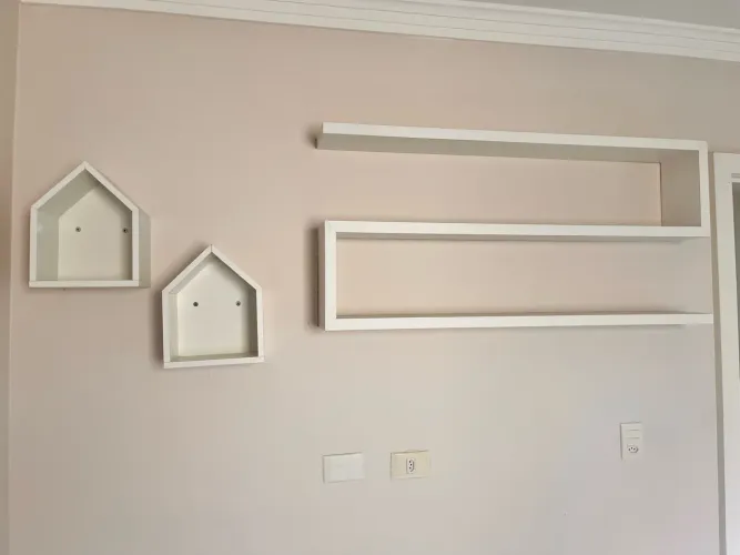 Prateleira em S + 2 nichos casinha - MDF branco (quarto infantil)
