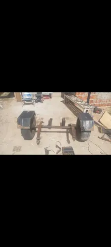 Rodas 14 de liga leve . Mas eixos de 1.20. molas pra 700 kilos, e paralamas.