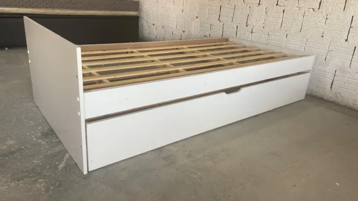 Bicama em MDF com estrado em compensado multilaminado, acabamento em pintura UV. 