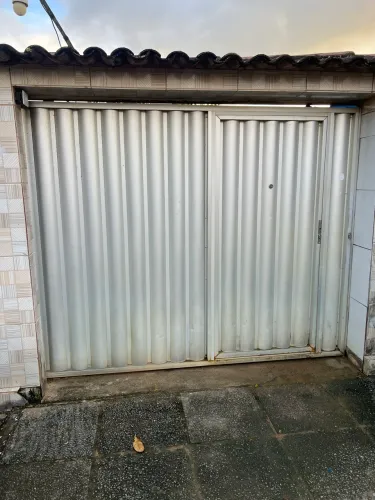 Vende-se portão de alumínio medindo 2,56 X 2,00 com portão social embutido. 