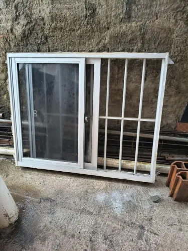 Janela com grades de ferro 