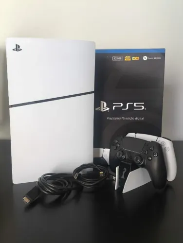 PS5 Digital Slim + 2 Controles + Base + PS Plus até Dez/2026