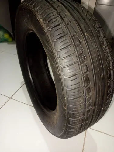 Pneu remold novo, nunca foi usado. Comprei dois pneus mais usei apenas um. Aro 15 195/60