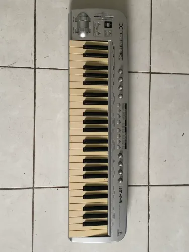 Controlador Midi Behringer UMX49