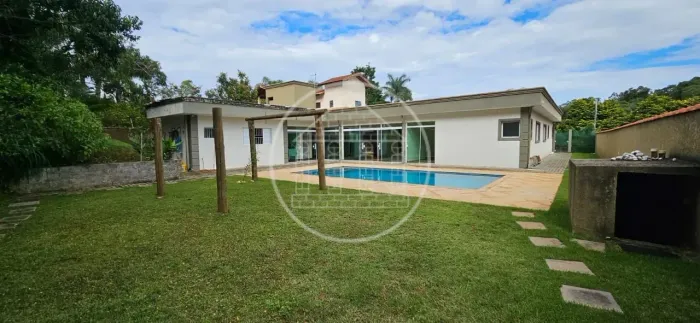 Casa em Condomínio à Venda e para Locação com 4 Suítes, Piscina e 820 m² Fazenda da Ilha,