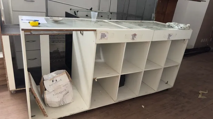 Móveis para loja de roupa, balcão, prancha e móvel com colmeias gavetas e cabideiro