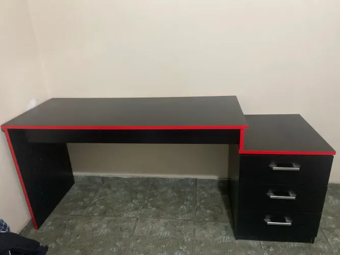 Mesa com suporte e gavetas