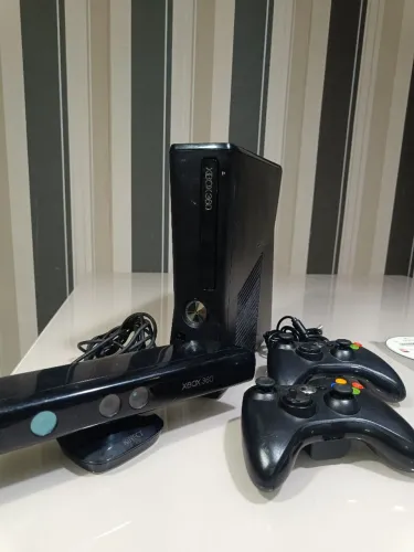 Xbox 360 + 2 controles+ Kinect + jogos