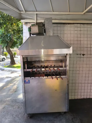 Churrasqueira elétrica com espetos giratórios