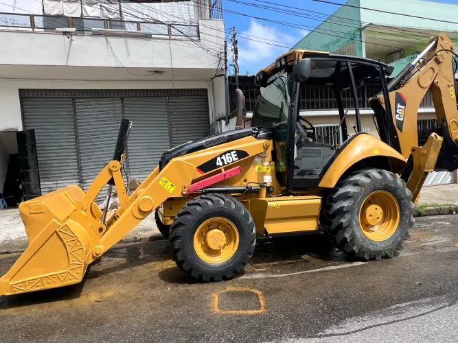 Retroescavadeira Caterpillar 416e 4x4 valor 165.000