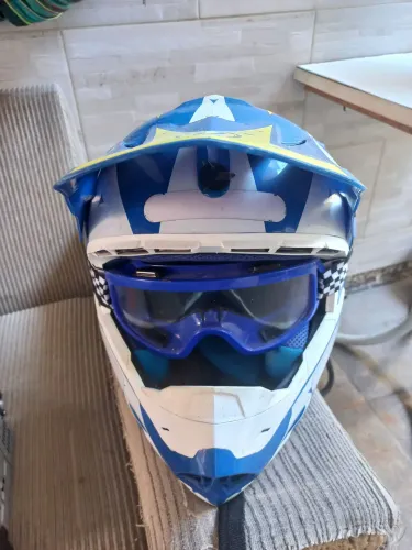 Capacete com óculos