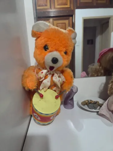 Vendo urso que toca bateria 