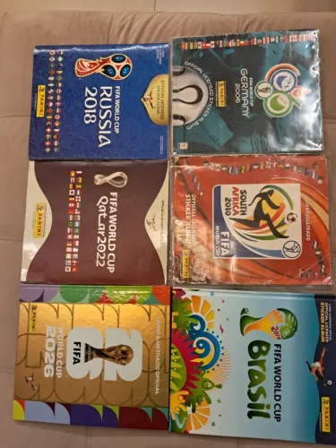 6 álbuns de figurinhas das copas do mundo de 2006 a 2026. Todos completos.