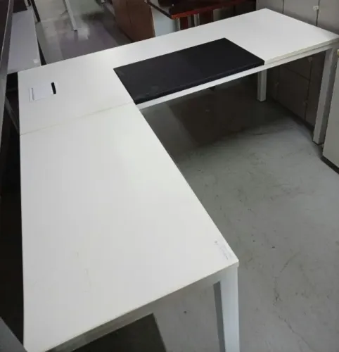 Mesa em L com entrada de tomadas para escritório
