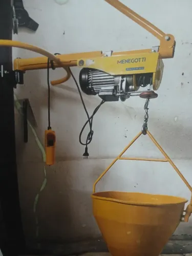 Vendo Guincho de coluna Menegotti 300/600kg, com suporte Menegotti e balde Menegotti de 50