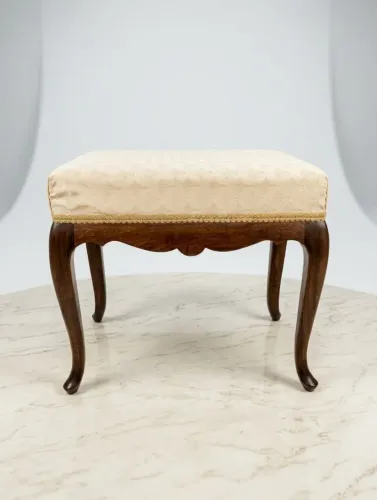 Banqueta com pés em imbuia estilo chippendale