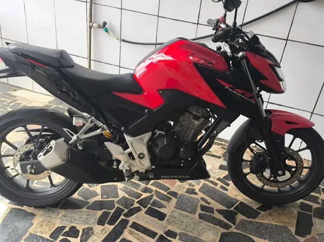 Moto CB Twister 300 F