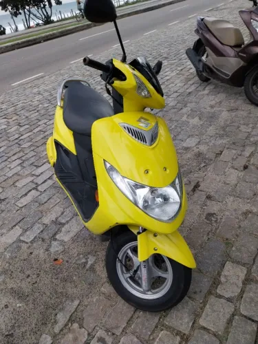 Suzuki Burgman 2o dono em excelente estado. Moto de família, só roda em condomínio.
