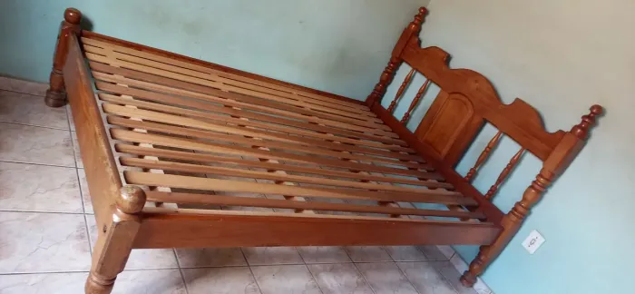 Vende-se cama de madeira