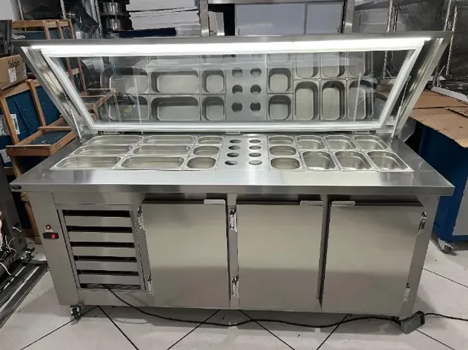 Apresentamos a Vitrine Condimentadora refrigerada em aço inox, ideal para manter seus ingr