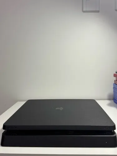 PlayStation 4 slim; acompanha 3 controles e 9 jogos