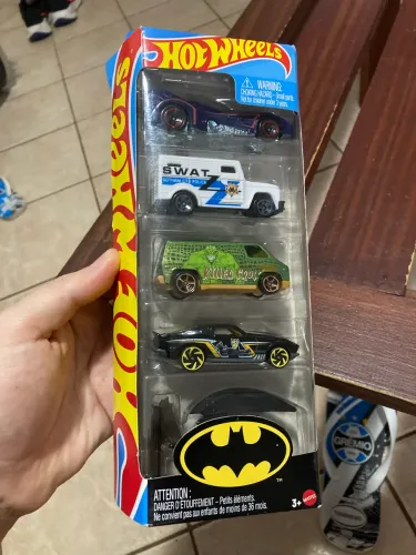 Pack com 5 carros Hotwheels do Batman. LACRADO. Envio OLX PAY