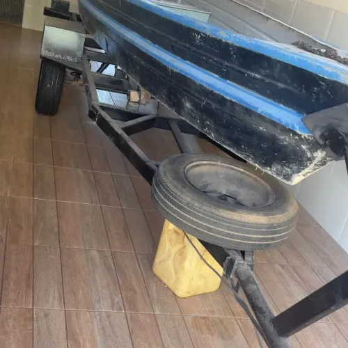 VENDE-SE CARRETINHA PARA BARCO - 6,5 METROS