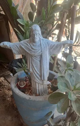 Cristo Redentor feito de cimento para jardim