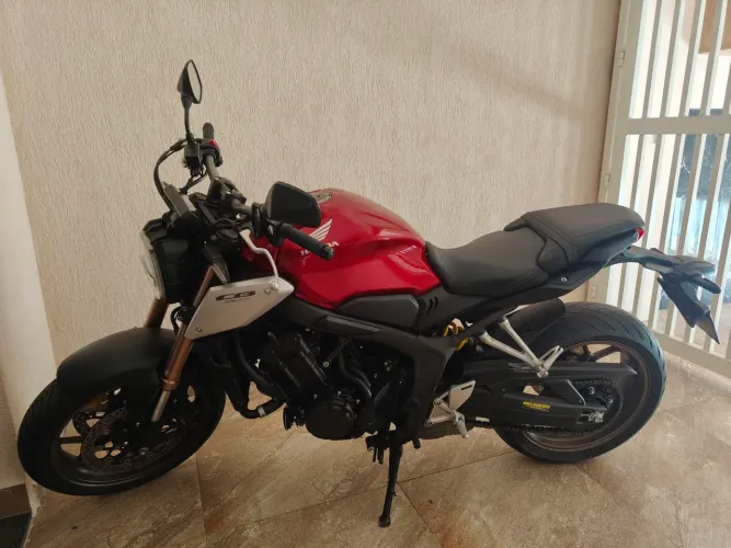 Honda CB650R, ano/modelo 2021, com apenas 14.200 km.