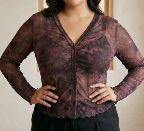 Blusa plus size de tule estampada marrom manda longa acabamento nas bordas fecho botões