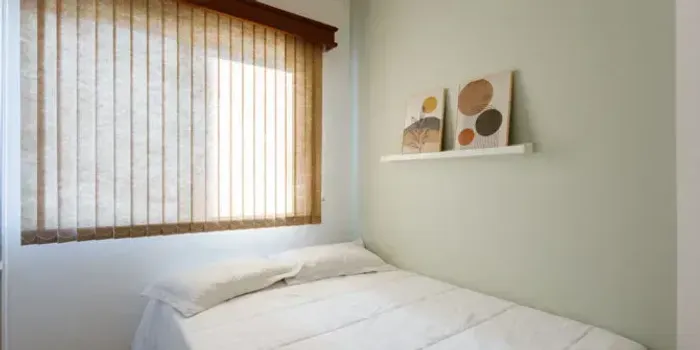 Quarto privativo mobiliado em apartamento compartilhado no Trindade