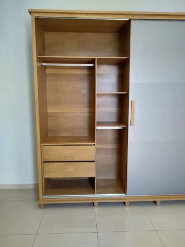 Guarda roupa semi novo