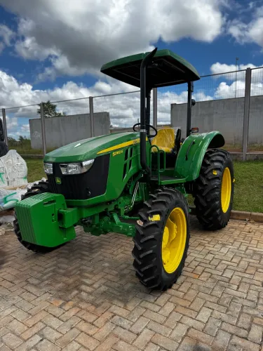 Trator AGRÍCOLA 