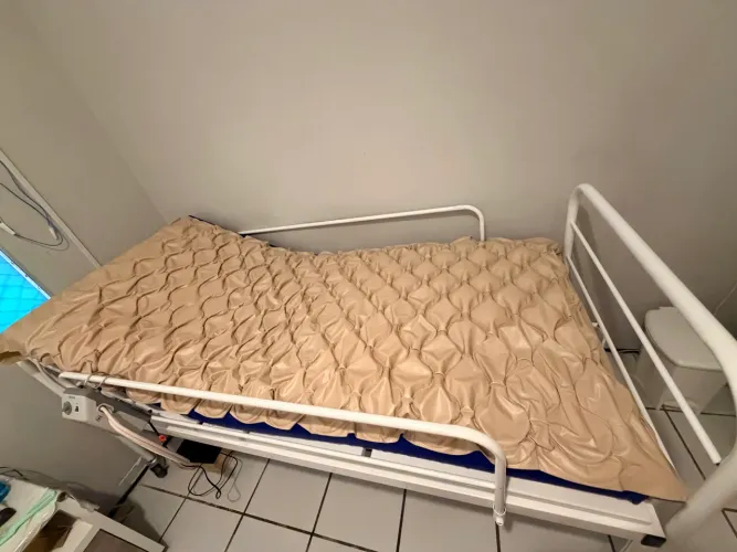 Cama hospitalar 2 níveis + colchão D33 0,88X1,88 + colchão pneumático