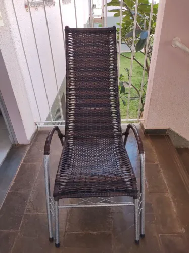 Cadeira de área externa/jardim em fibra sintética (tipo rattan) com estrutura metálica