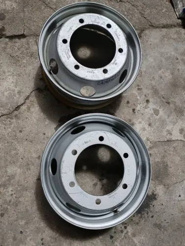 Rodas novas caminhão delivery e pneus Pirelli