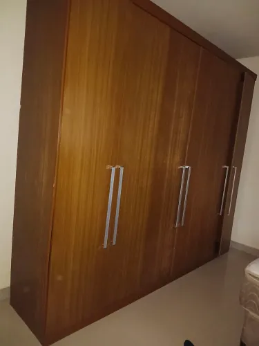 Vendo mesa ,guarda Roupa