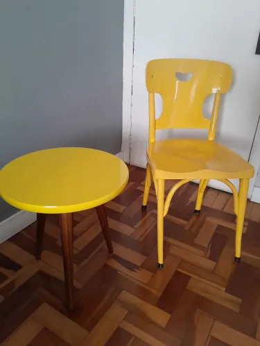 Conjunto decorativo mesa de apoio e cadeira