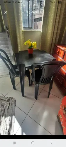 Mesa com duas cadeiras