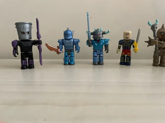 Kit 5 bonecos Roblox