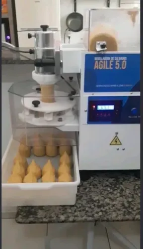 Máquina nova , poucas vezes usada acompanha todas as peças . 